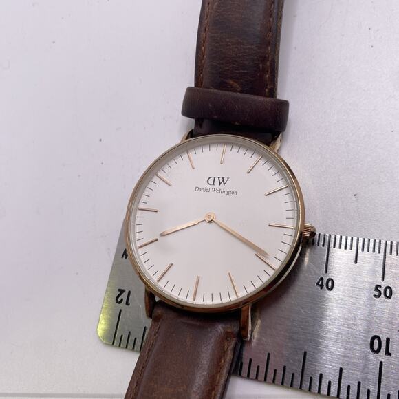 Daniel Wellington Mens Gold Tone Brown Leather Quartz Watch Works New Battery main image 6